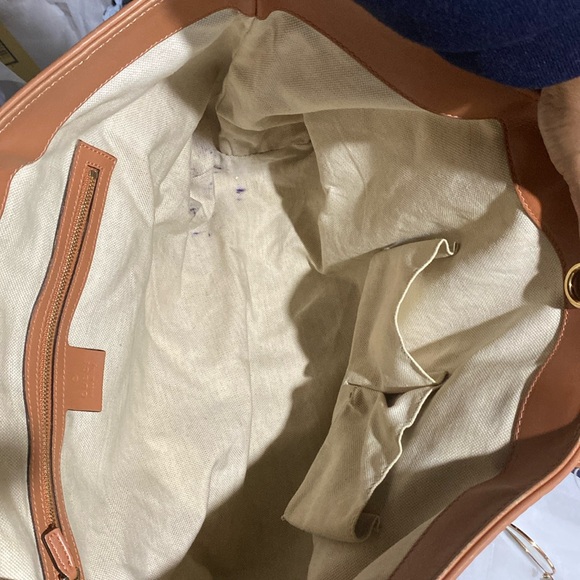 Gucci tote ❤️- signs of wear is visible on the straps and also on the 4 corners - Picture 8 of 17